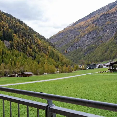 International House Mit Blick Auf Berge Zw 8 *